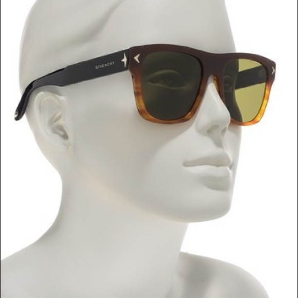 Givenchy - Picture 2 of 4